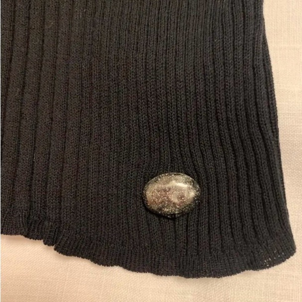 CHANEL Black Ribbed V-Neck Sleeveless Knit Top; Made in Italy. Size 38 - Picture 4 of 9
